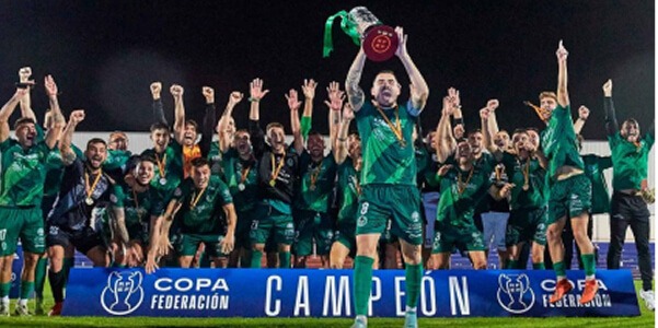 El equipo masculino celebrando ser campeón de Copa Federación
