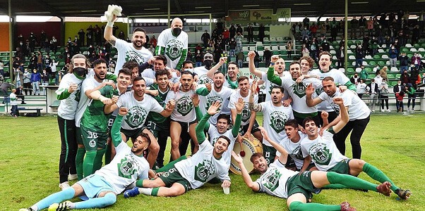 El equipo masculino celebrando ser campeón de Copa Federación